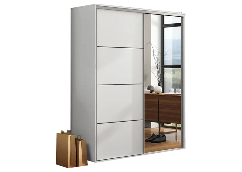 Biała szafa z lustrem i listwami na froncie