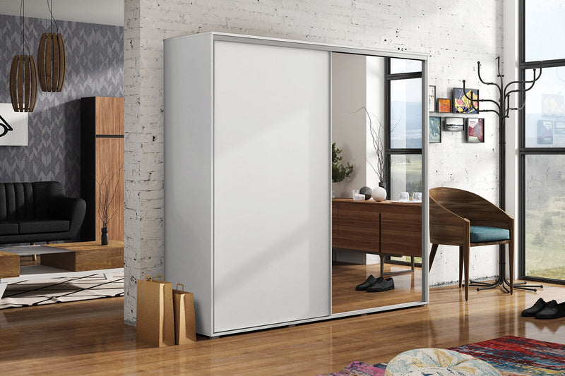 Biała szafa ubraniowa w sypialni