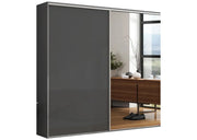 Szafa z grafitowym frontem i lustrem na ubrania