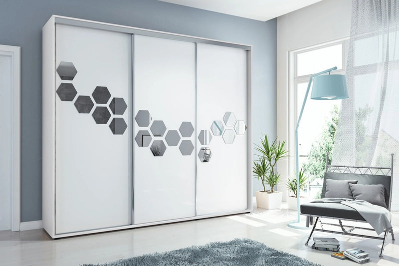 Biała szafa ubraniowa w sypialni