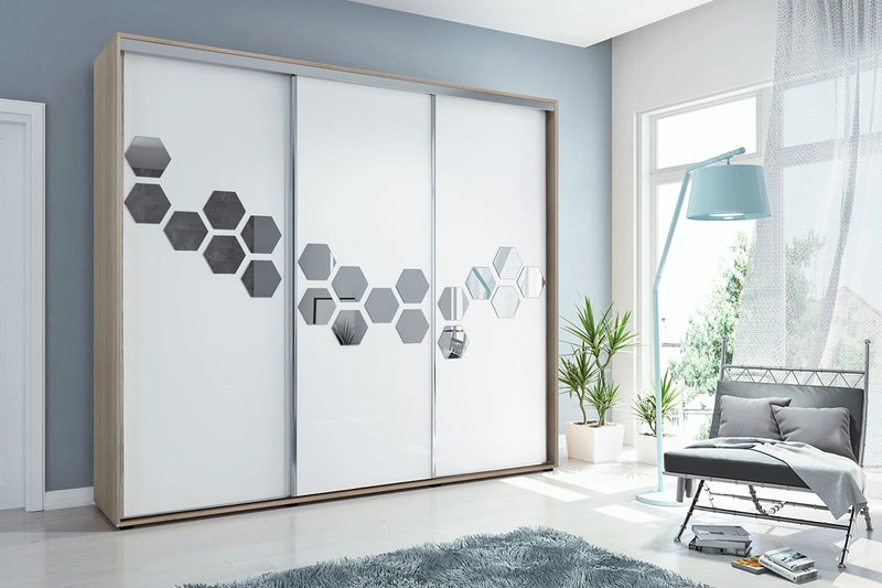 Szafa na ubrania w sypialni