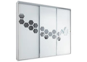 Biała szafa z elementami lustra na froncie