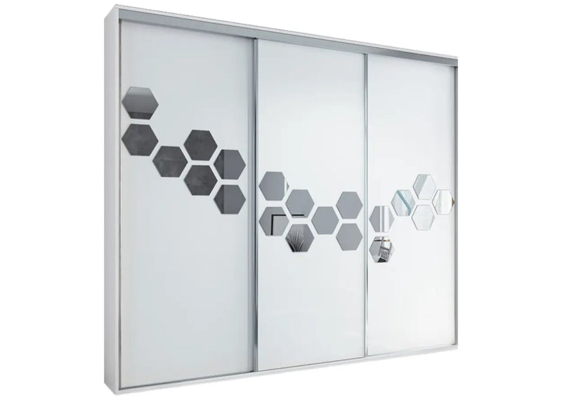 Biała szafa z elementami lustra na froncie