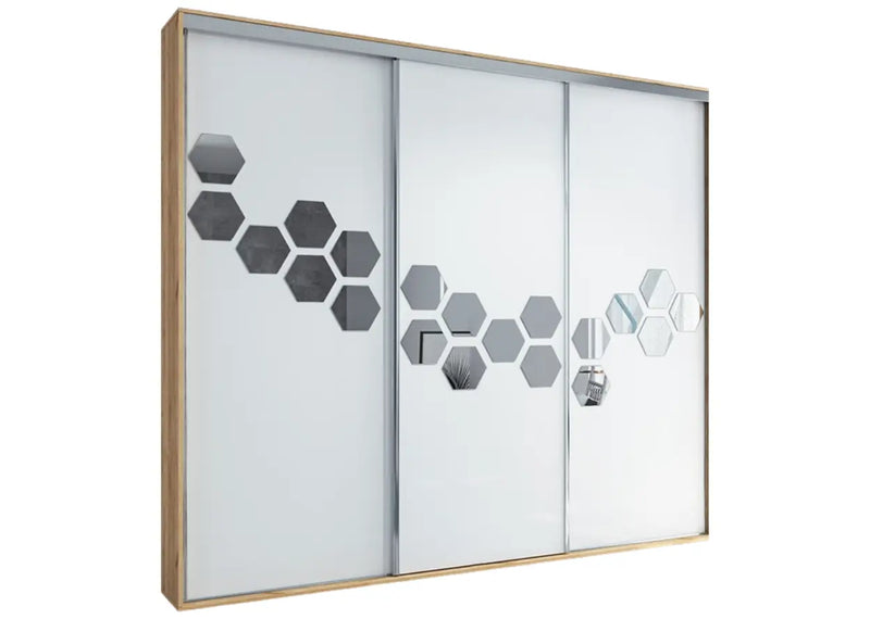 Duża szaf z drzwiami przesuwnymi i plastrami luster