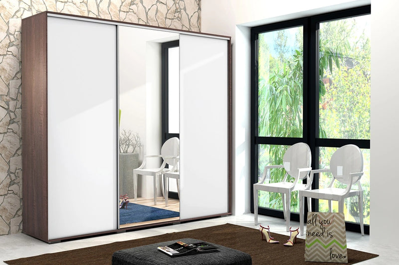 Szafa w aranżacji z lustrem