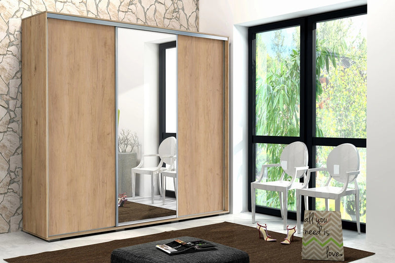 Szafa w naturalnych kolorach drewna