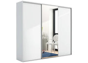 Biała szafa przesuwna z lustrem na froncie