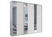 Biała szafa z trzema drzwiami przesuwnymi - idealna do sypialni