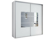 Biała szafa z drzwiami przesuwnymi z szybką realizacją