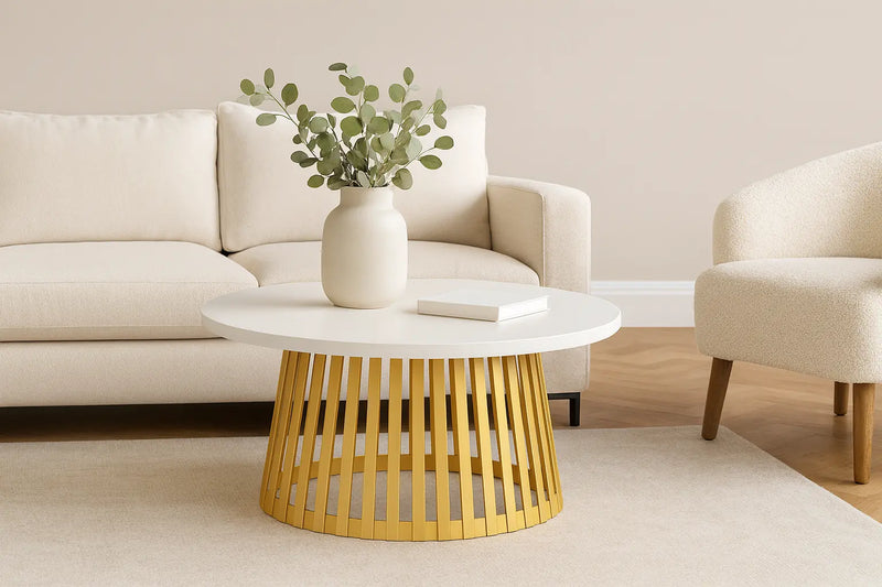 Stolik Adel ze złotą nogą w nowoczesnej aranżacji