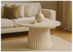 Okrągły stolik kawowy Adel w kolorze kaszmir, aranżacja salonu z beżową sofą