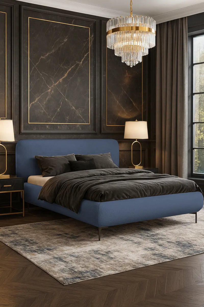Granatowe łóżko w ciemnej sypialni