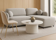 Stolik kawowy w nowoczesnym salonie