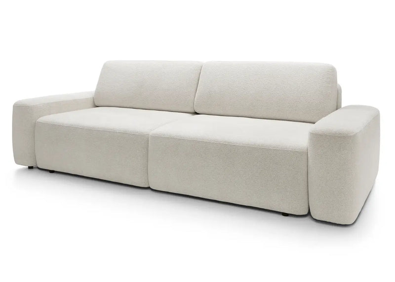 Kremowa sofa do salonu w modnej tkaninie