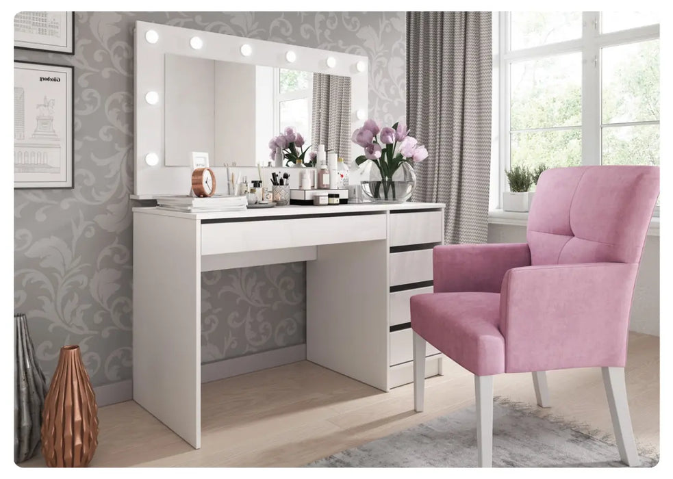 Modna toaletka w kolorze białym