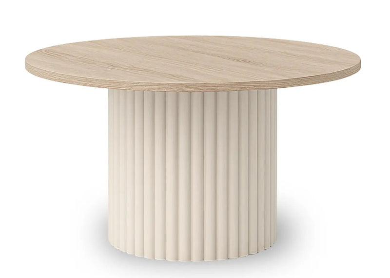 Stolik kawowy w ciepłych kolorach