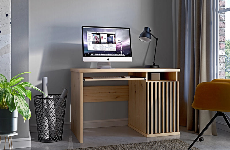 Biurko z lamelami w stylowym pokoju z komputerem w aranżacji