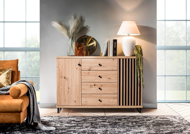 Komoda z lamelami California 04 na metalowych nogach w aranżacji