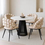 Beżowe krzesło Ovalo w nowoczesnym salonie 