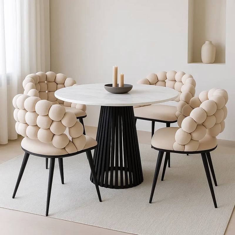 Beżowe krzesło Ovalo w nowoczesnym salonie 