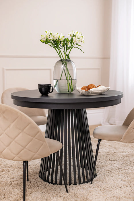 Czarny stół Garda Jarstol w nowoczesnym salonie na modnym dywanie
