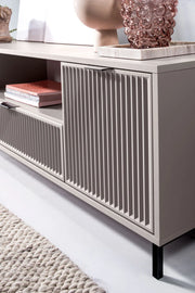 Stolik pod telewizor z ryflowanym frontem kaszmir Lexi K L-4 ze zbliżeniem