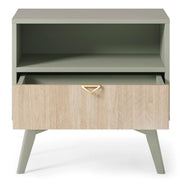 Widok stolika nocnego Flow JE54, kolor eukaliptus, z jedną otwartą szufladą i otwartą półką