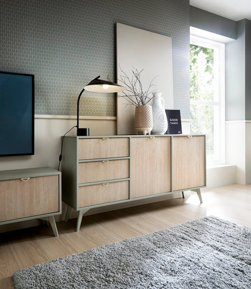 Komoda Flow D.JE158 w kolorze eukaliptus ustawiona w elegancko urządzonym salonie