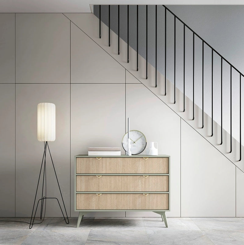 Komoda Flow K.JE106 w kolorze eukaliptusa na tle schodów