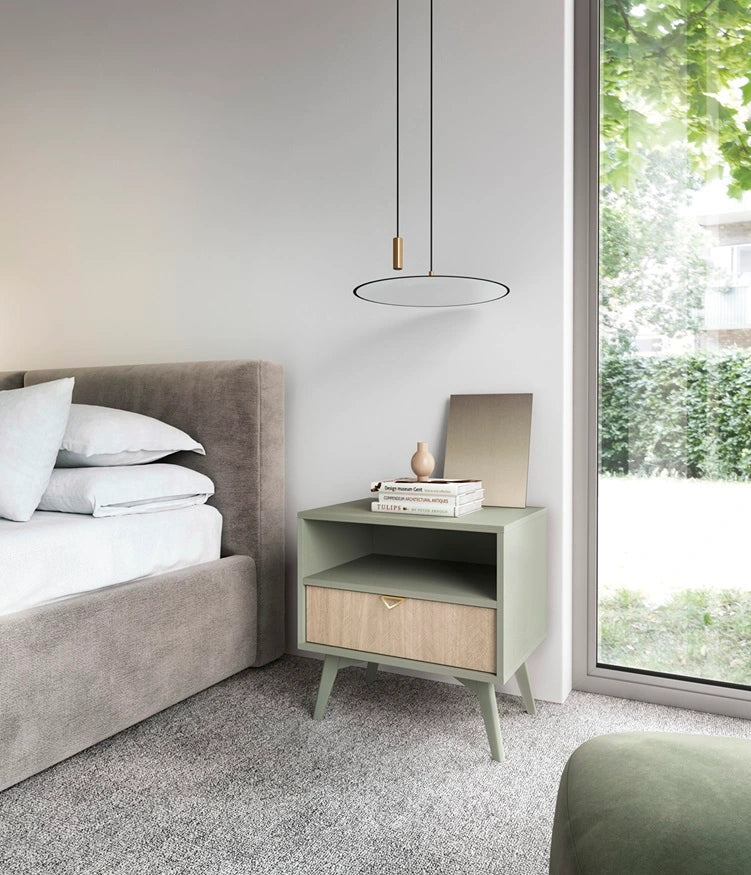 Stolik nocny Flow JE54 w nowoczesnym wnętrzu sypialni, kolor eukaliptus