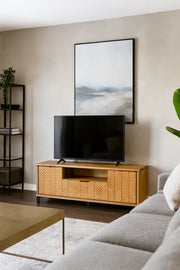 Szafka rtv w nowoczesnym salonie z telewizorem