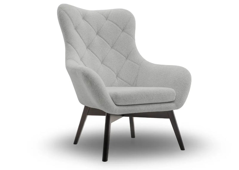 Elegancki fotel z pikami w kolorze jasno szarym