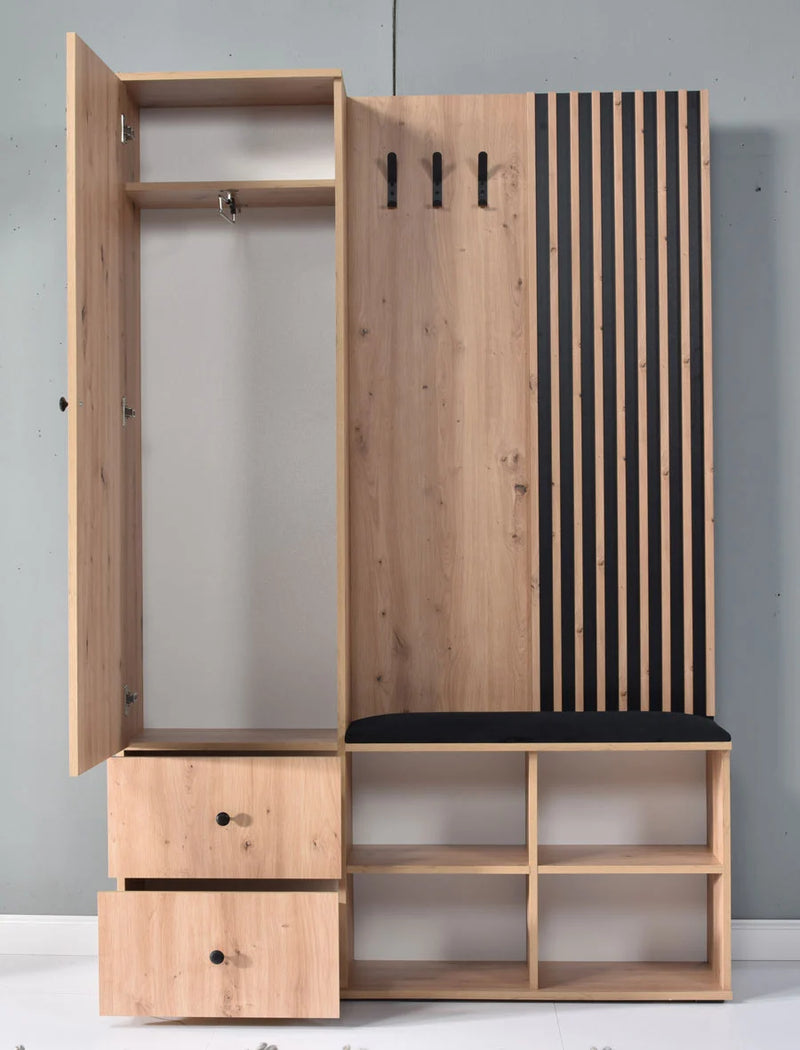 Duża garderoba do przedpokoju pokazująca wnętrze