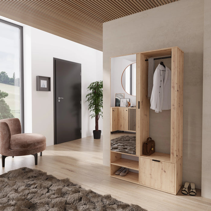 Garderoba w naturalnych kolorach drewna w salonie
