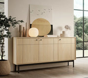 Duza komoda w kolorach naturalnego drewna  w modnej aranżacji