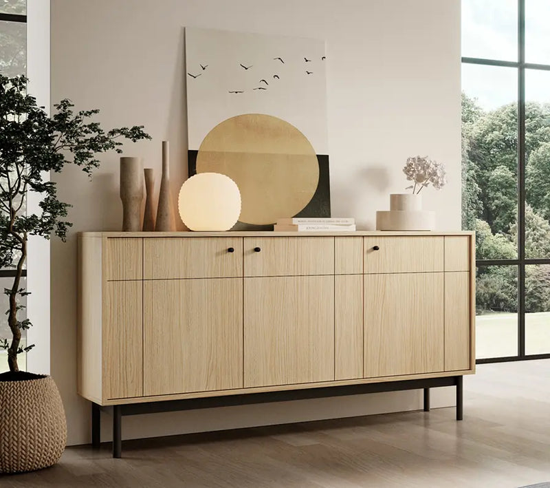 Duza komoda w kolorach naturalnego drewna  w modnej aranżacji