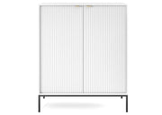 Wysoka biała komoda do salonu na czarnych nogach 