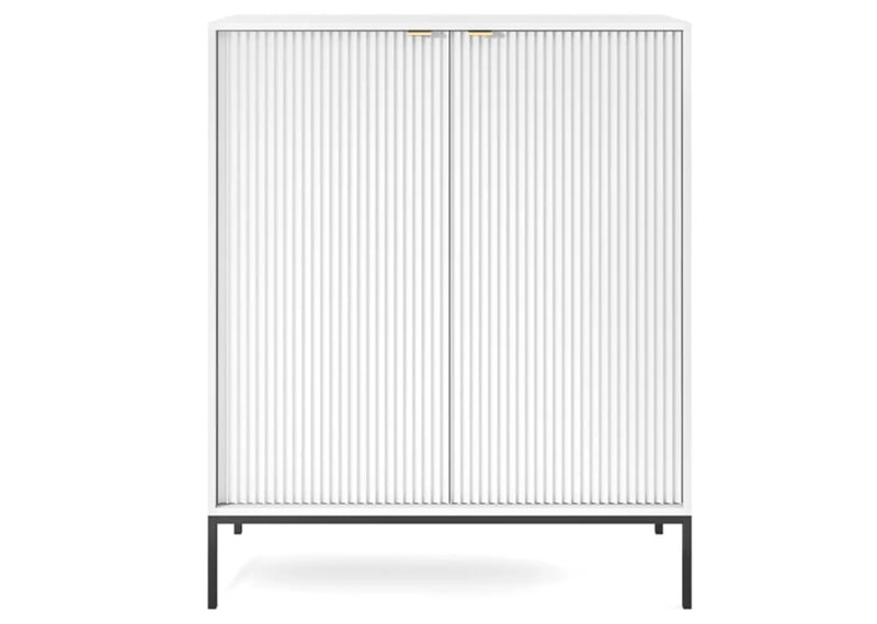 Wysoka biała komoda do salonu na czarnych nogach 