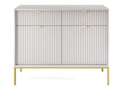 Szara komoda ze złotymi dodatkami w sam raz do salonu