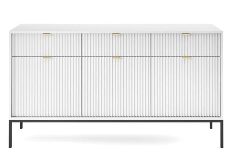 Duża komoda ze złotymi uchwytami i czarnymi nogami