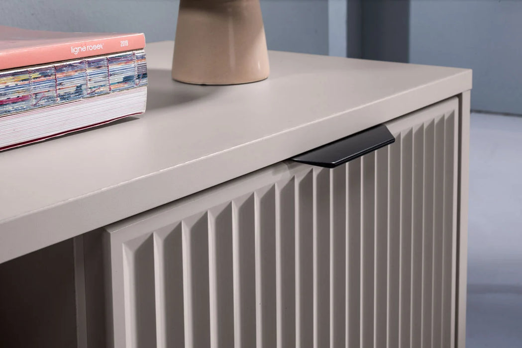 Witryna do salonu z ryflowanym frontem w kolorze kaszmiru