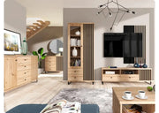 Salon z modnymi meblami z lamelami