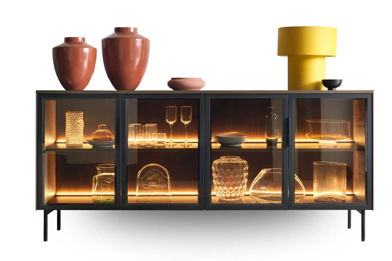 Komoda Lumi z wazonami na blacie