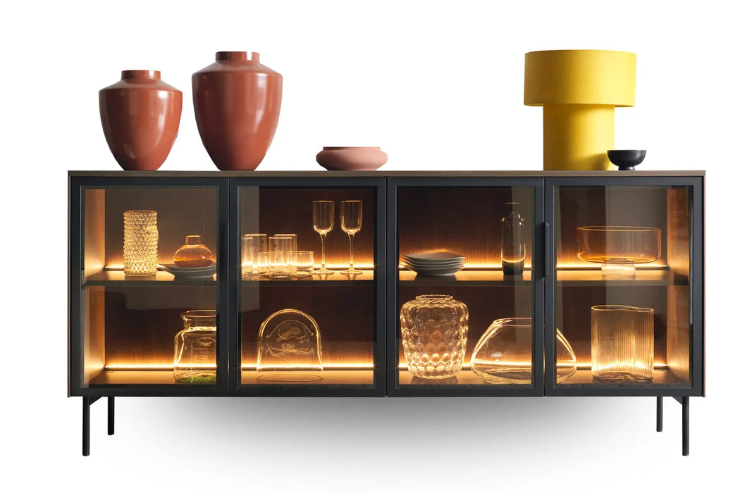 Komoda Lumi z wazonami na blacie