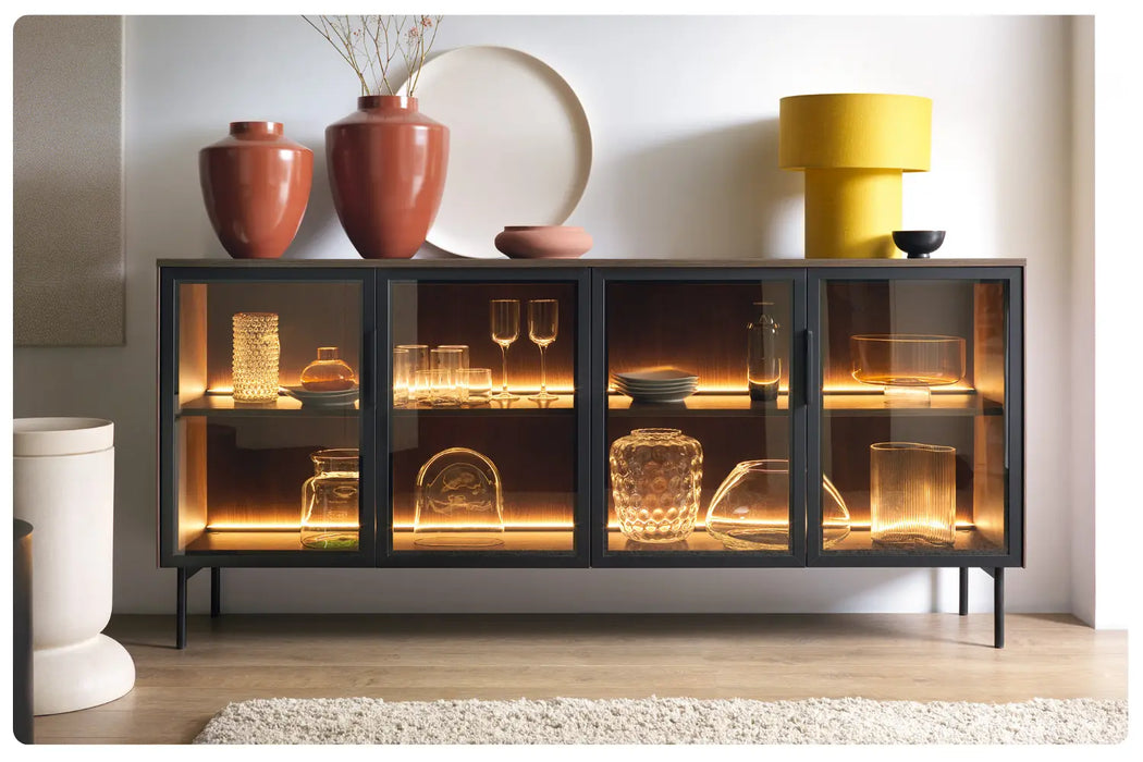 Modna komoda z podświetleniem w salonie