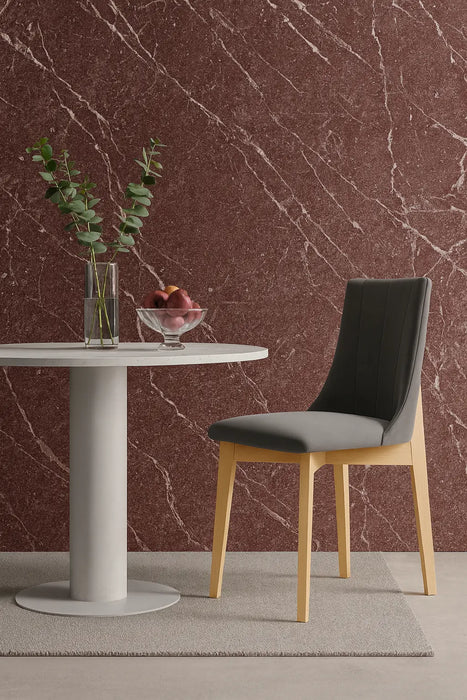 Krzesło w salonie z nowoczesnym stołem