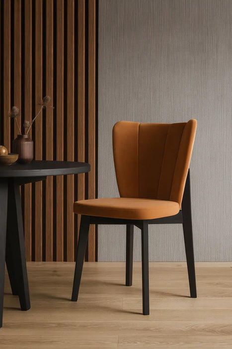 Krzesło Milo w nowoczesnym salonie