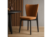 Modne krzesło milo w salonie