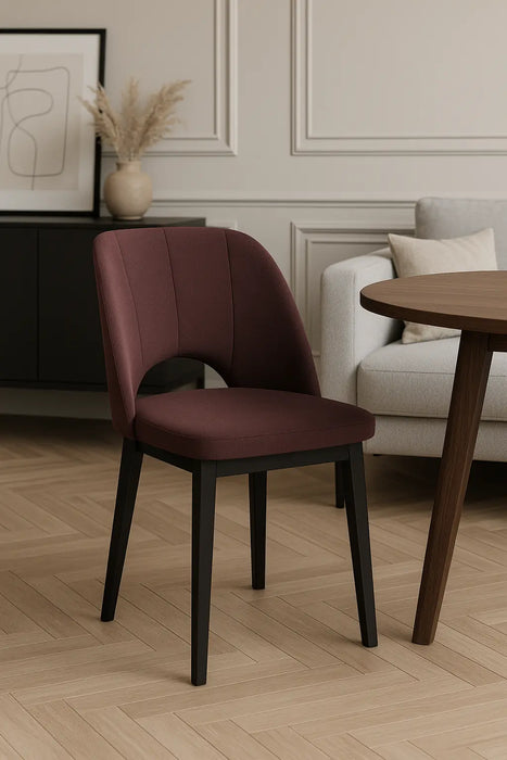 Jasny salon z krzesłem w kolorze fioletowym