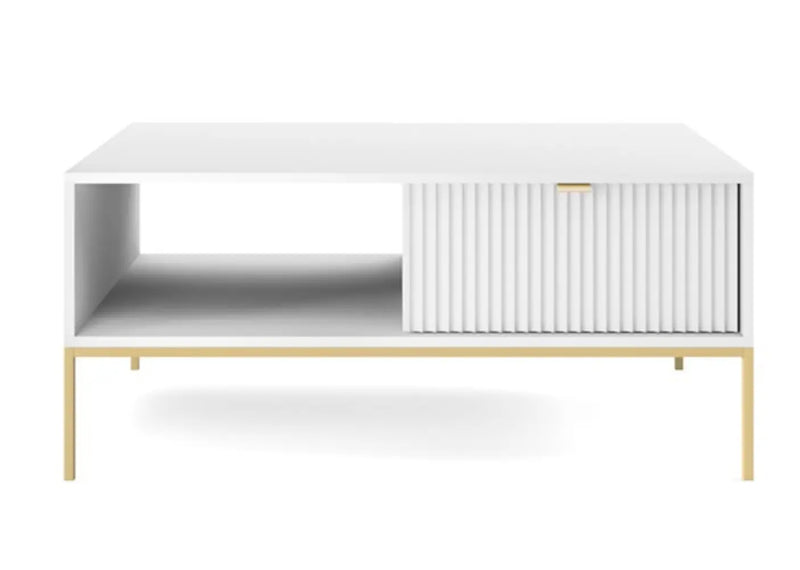 Biały stolik kawowy ze złotymi dodatkami